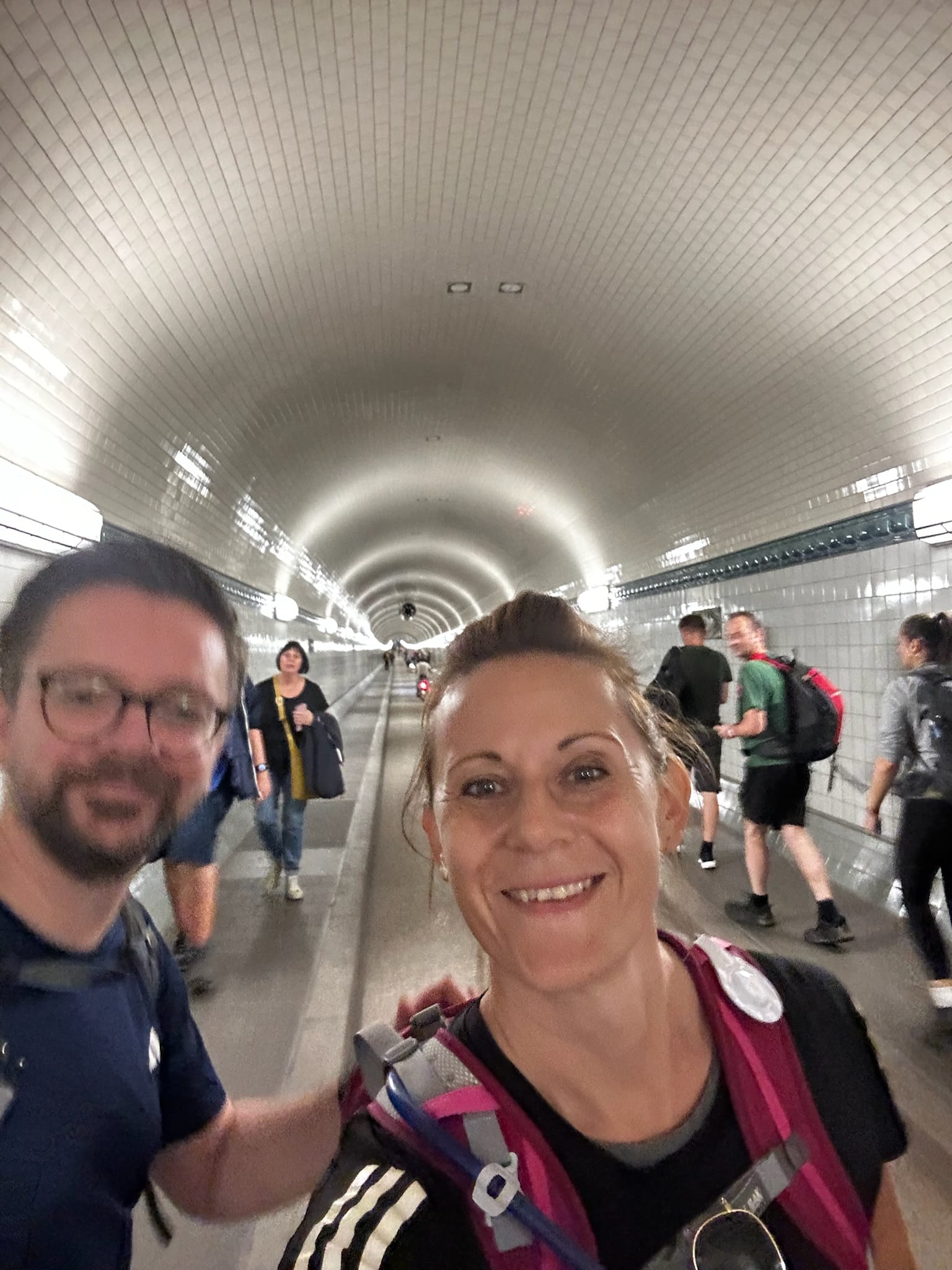 42 km, 8 Stunden, Hamburg bei Nacht. Oder: Wenn beim Nachtmammut 2025 nur Ankommen das Ziel ist #Mammutmarsch