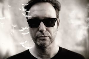 Psychologieprofessor und Seabound-Frontmann Frank M. Spinath veröffentlicht Solo-Album: Lionhearts. Der vermutlich größte Electro-Wurf des Jahres.