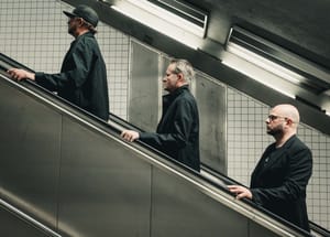 Anstand, Haltung und feinster Synthpop: Darkness Falls Again von Beborn Beton