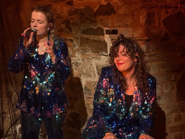Herzchen in den Augen: UMME BLOCK live am 16.10.2025 in der Moritzbastei in Leipzig
