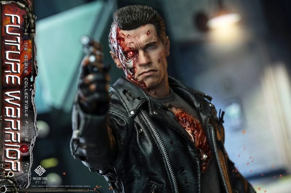 Ausgepackt: Future Warrior T-800 [Battle Damaged] (Arnold Schwarzenegger in „Terminator 2: Judgment Day“) von Present Toys