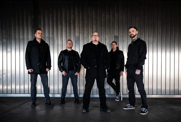 Die Hand, die einem entgegengestreckt wird und man nur zu ergreifen braucht, damit Dinge etwas weniger schwer sind: Transcendent von Solitary Experiments