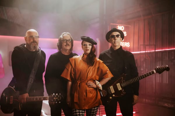 Laut, voller Samples, wild und dreht vollkommen frei: No Gods No Masters von Garbage