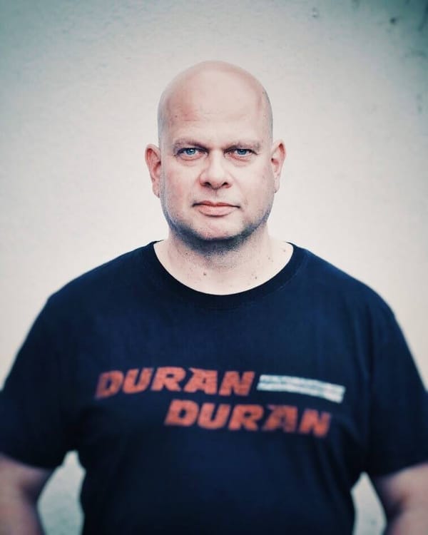 „Jedes Album kann dein letztes sein, warum also nicht sich die Zeit nehmen, die es verdient“: Interview mit Stefan Netschio von Beborn Beton über A Worhty Compensation